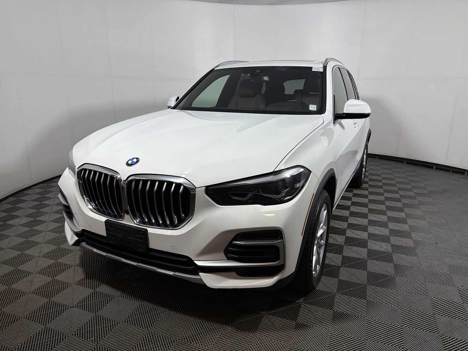 Certified Used 2023 Alpine White BMW xDrive40i image 3
