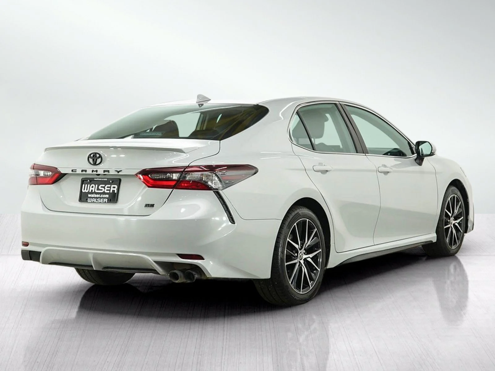 Used 2022  Toyota SE image 5