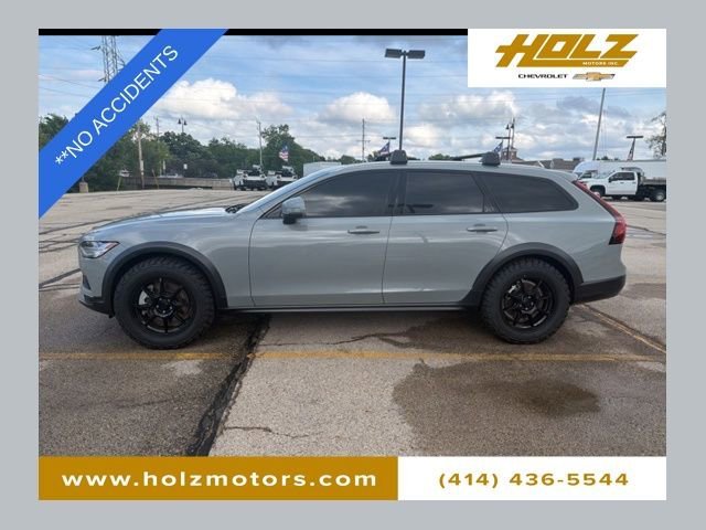 2025 Volvo V90 Cross Country B6 Plus AWD's photo