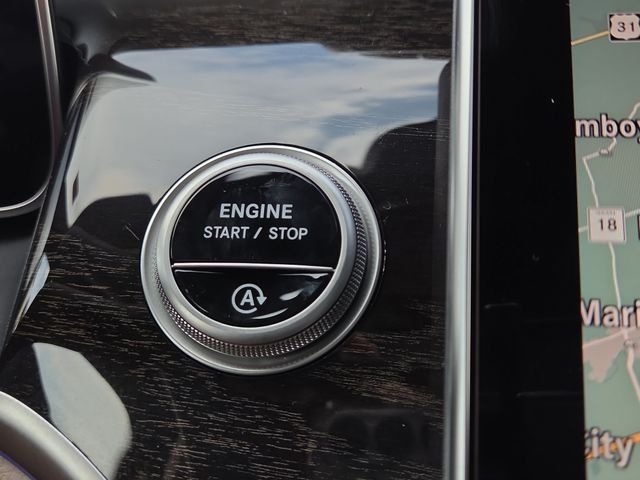 New 2027 MANUFAKTUR Moonlight White Metallic Mercedes-Benz GLC300 image 11