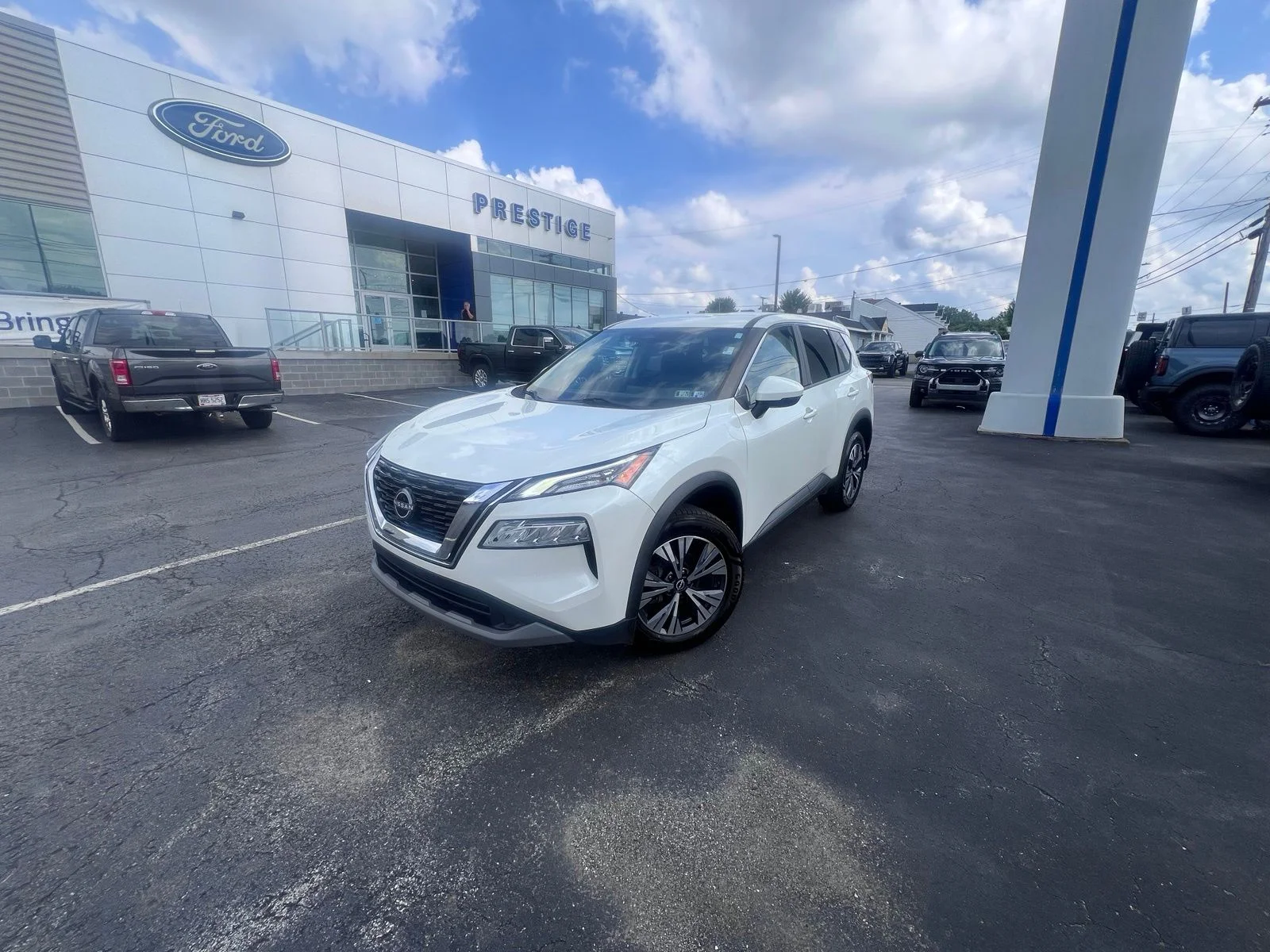 Used 2022 White Nissan SV image 1
