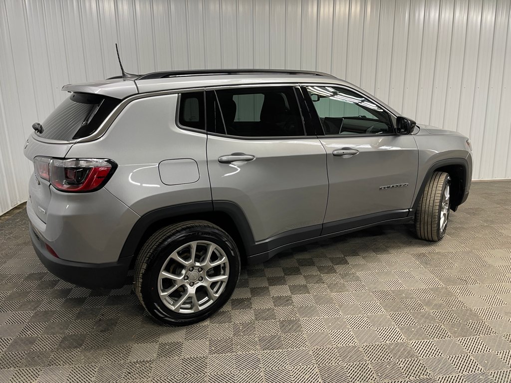 Used 2022 Silver Jeep Latitude Lux image 3