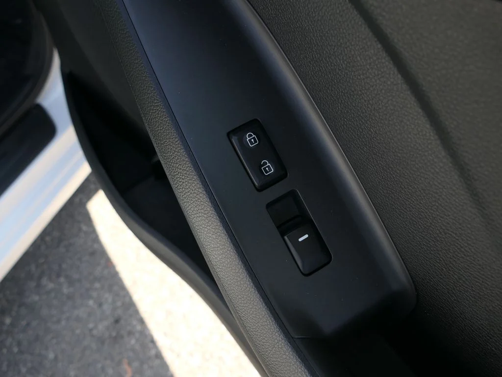 Used 2017 White Kia LX image 24