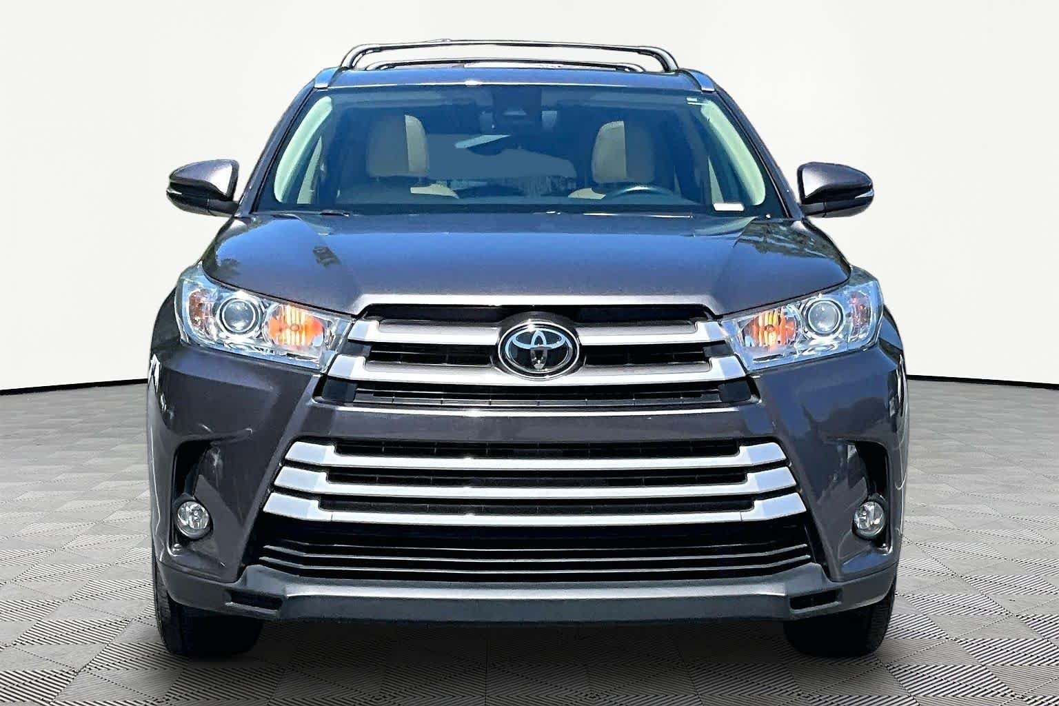 Used 2018 Predawn Gray Mica Toyota XLE image 4