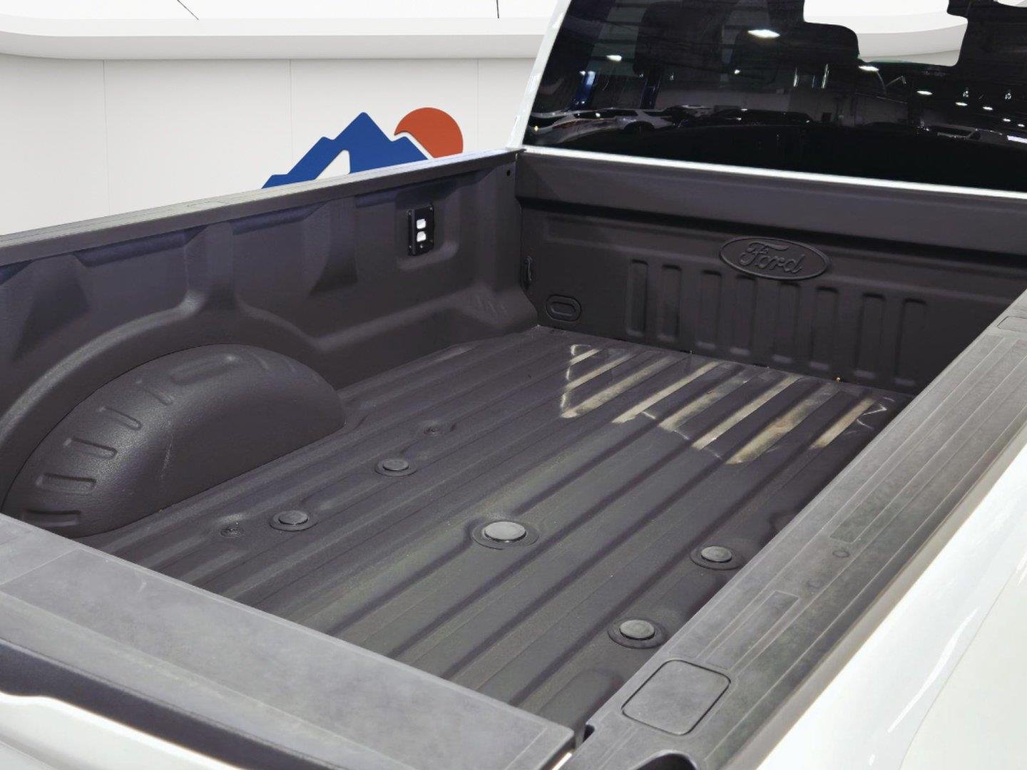 Used 2025 Oxford White Ford LARIAT image 19