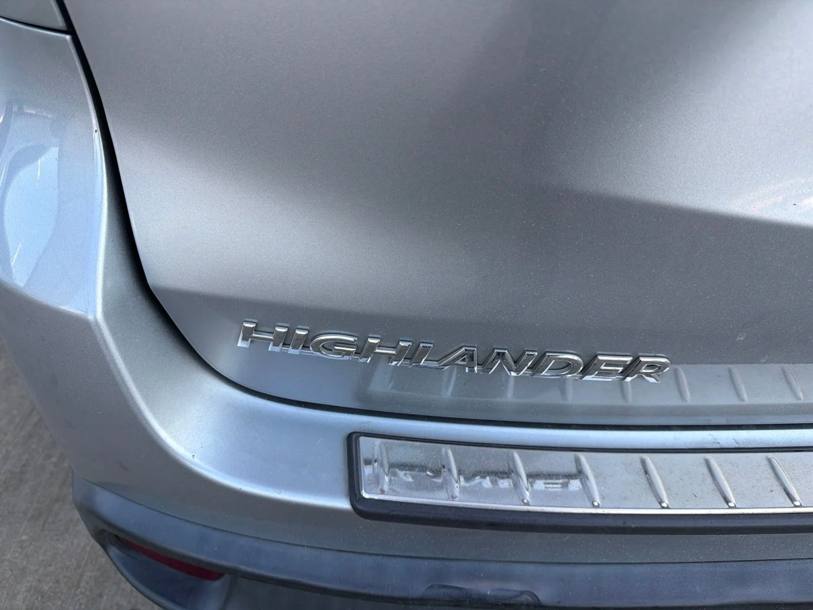 Used 2018 Silver Toyota LE image 12