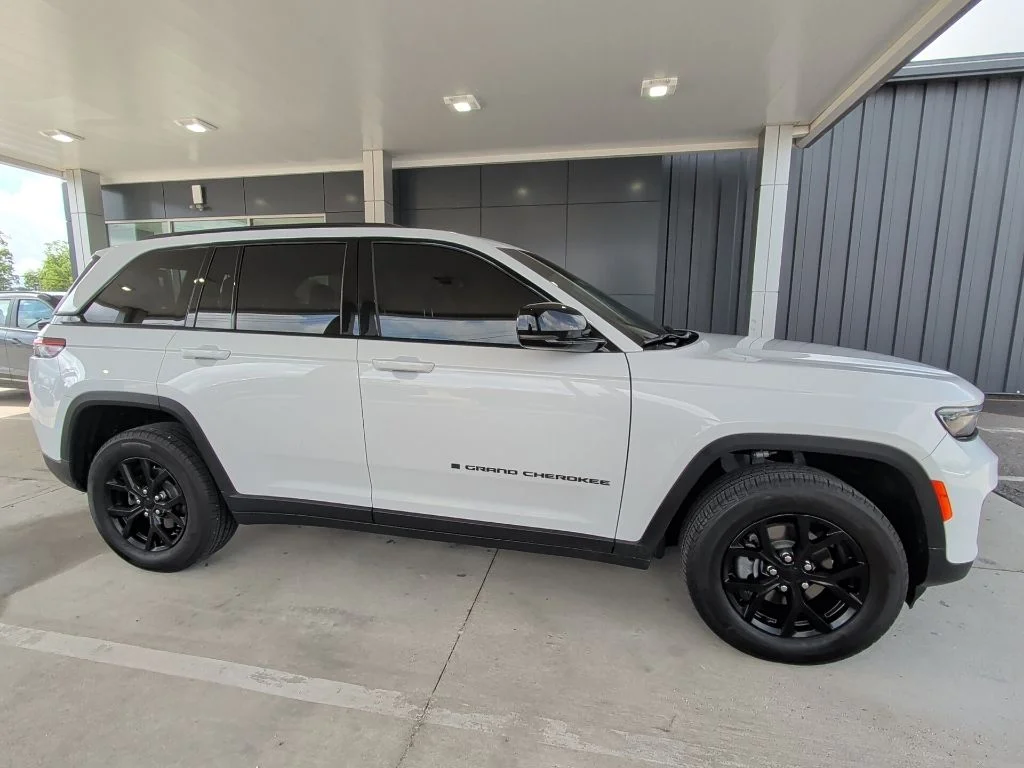 Used 2025 White Jeep Altitude X image 8