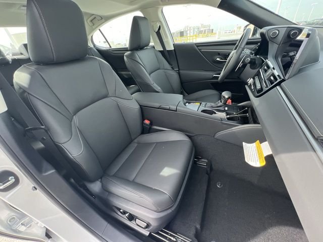 Used 2024 White Lexus 300h image 25