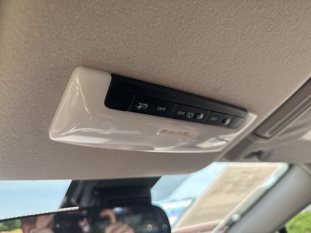 Used 2025 White Nissan 1.6 SV image 31