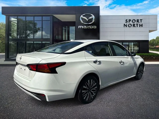 Used 2025 White Nissan 2.5 SV image 3