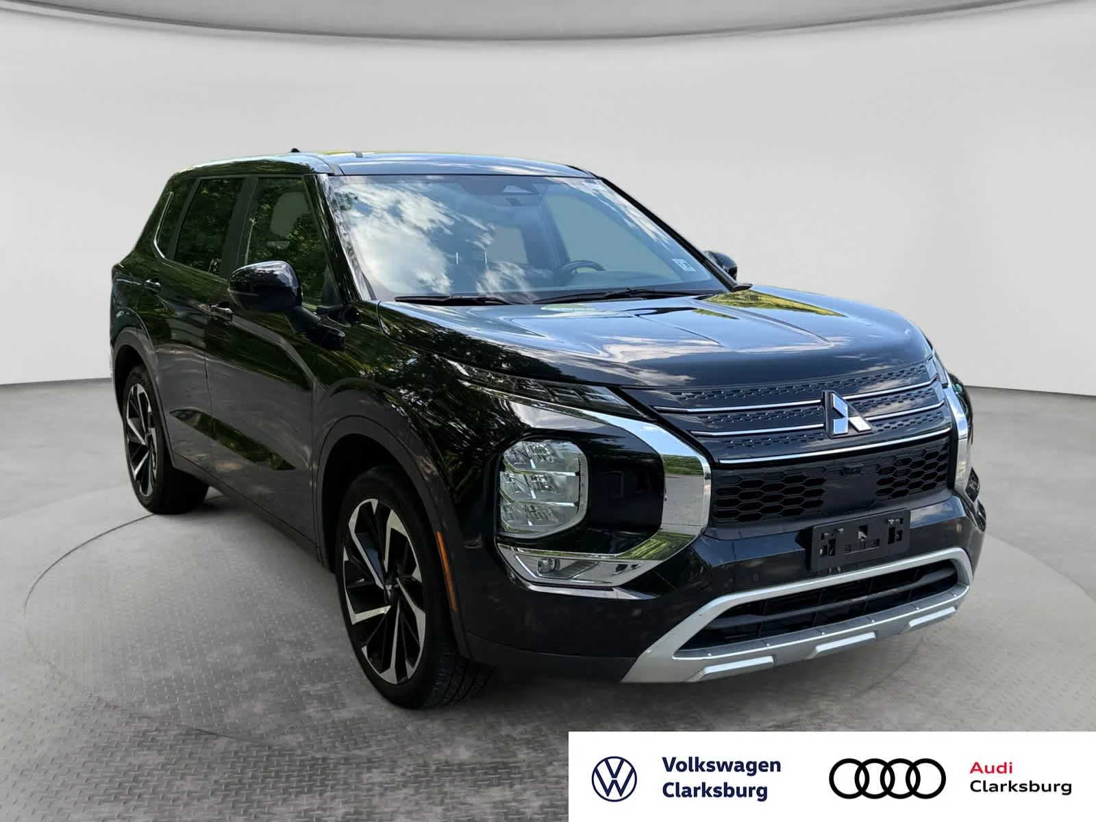 Used 2023 Labrador Black Pearl Mitsubishi SE image 3