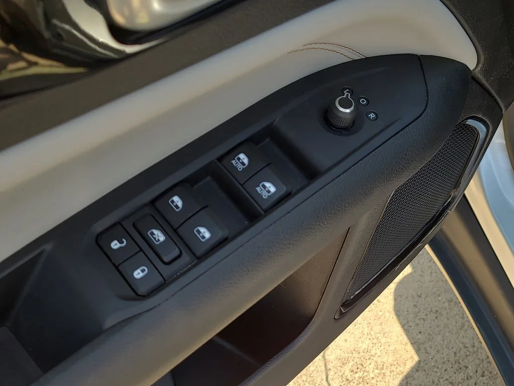 Used 2025 Silver Jeep Limited image 20