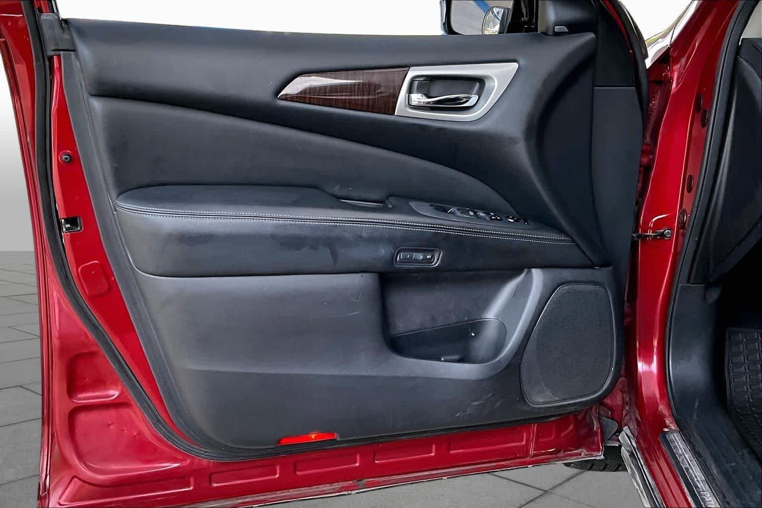 Used 2015 Cayenne Red Nissan SL image 21