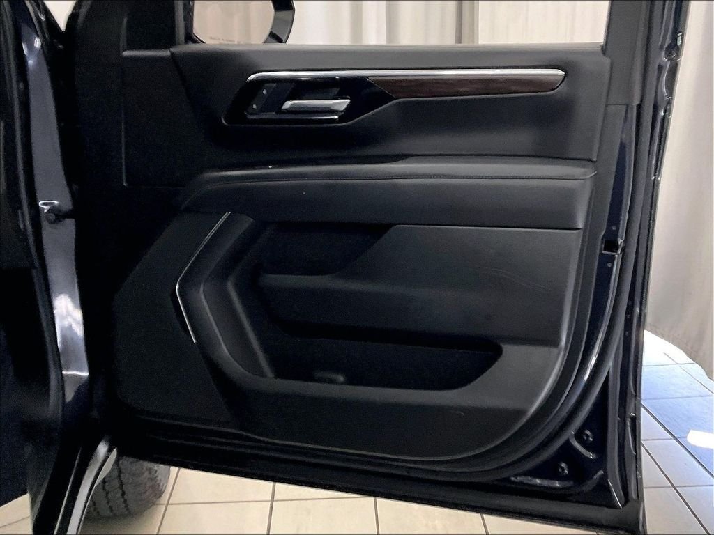 Used 2025 Gray Chevrolet Z71 image 12