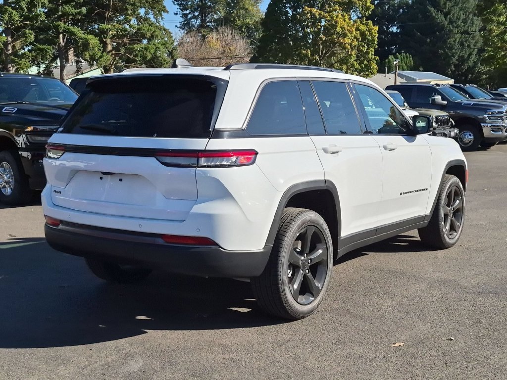 New 2026 Bright White Clear-Coat Exterior Paint Jeep Limited image 7
