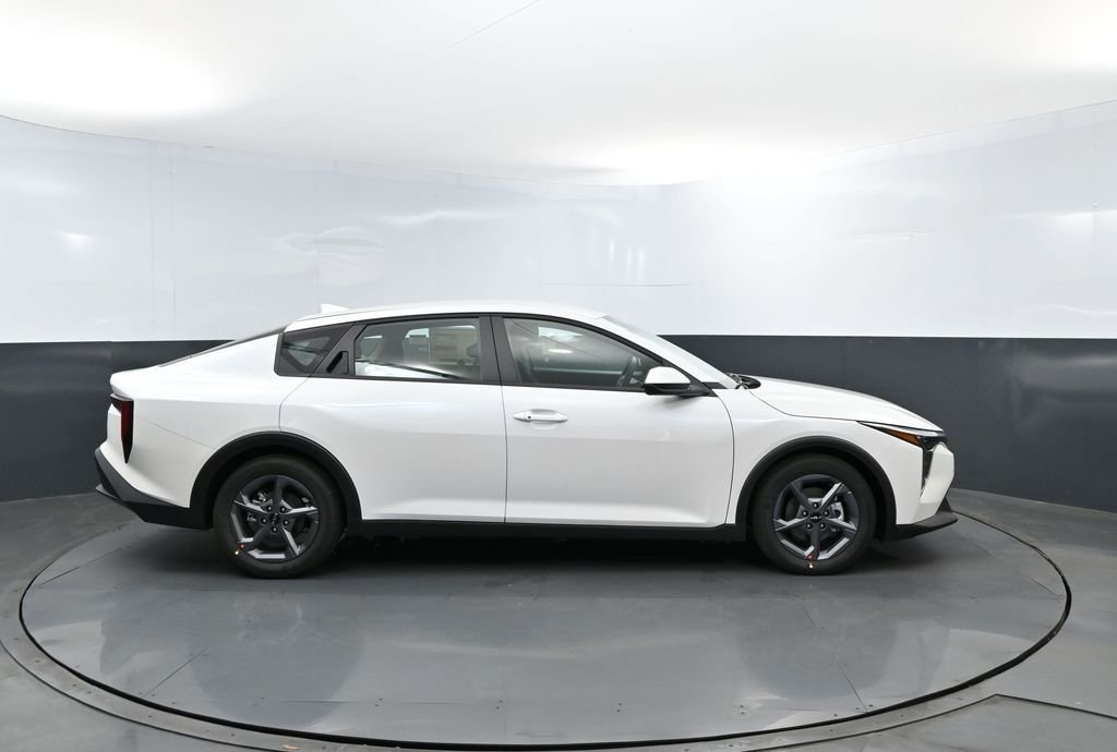 New 2026 Snow White Pearl Kia LXS image 4