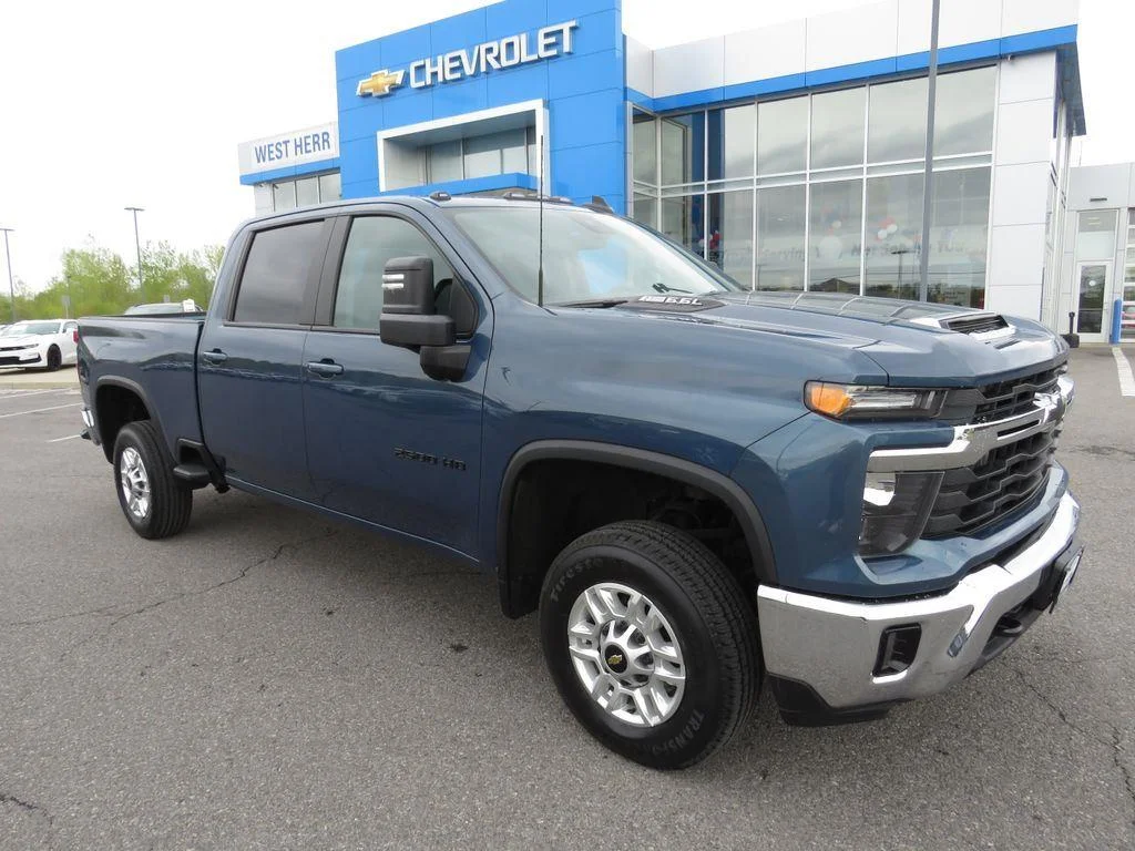 Used 2025 Lakeshore Blue Metallic Chevrolet LT image 5