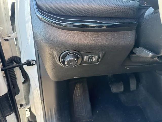 Used 2022 White Jeep Latitude image 15