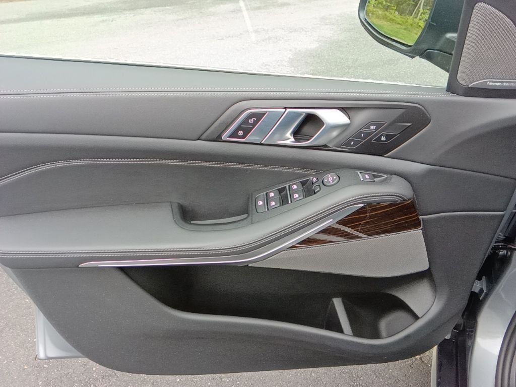 Used 2026 Skyscraper Grey Metallic BMW xDrive40i image 10