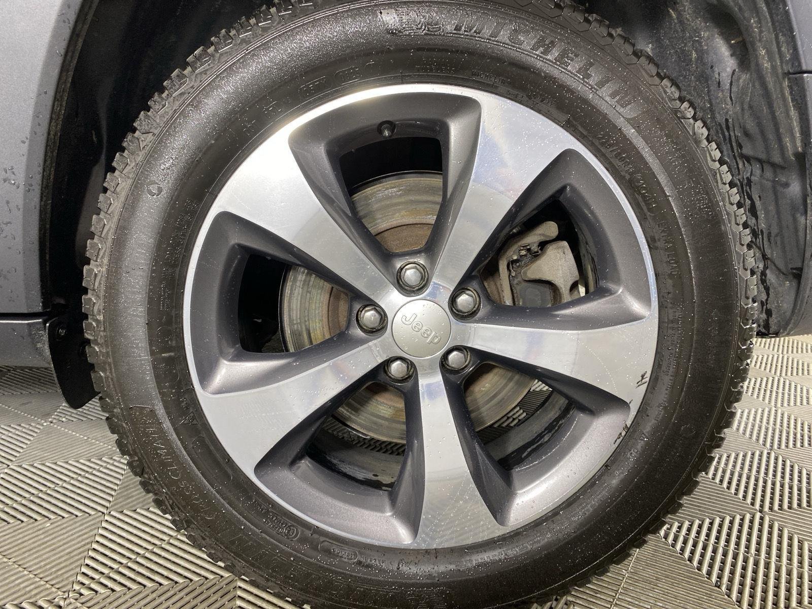 Used 2019 Olive Green Pearlcoat Jeep Limited image 9