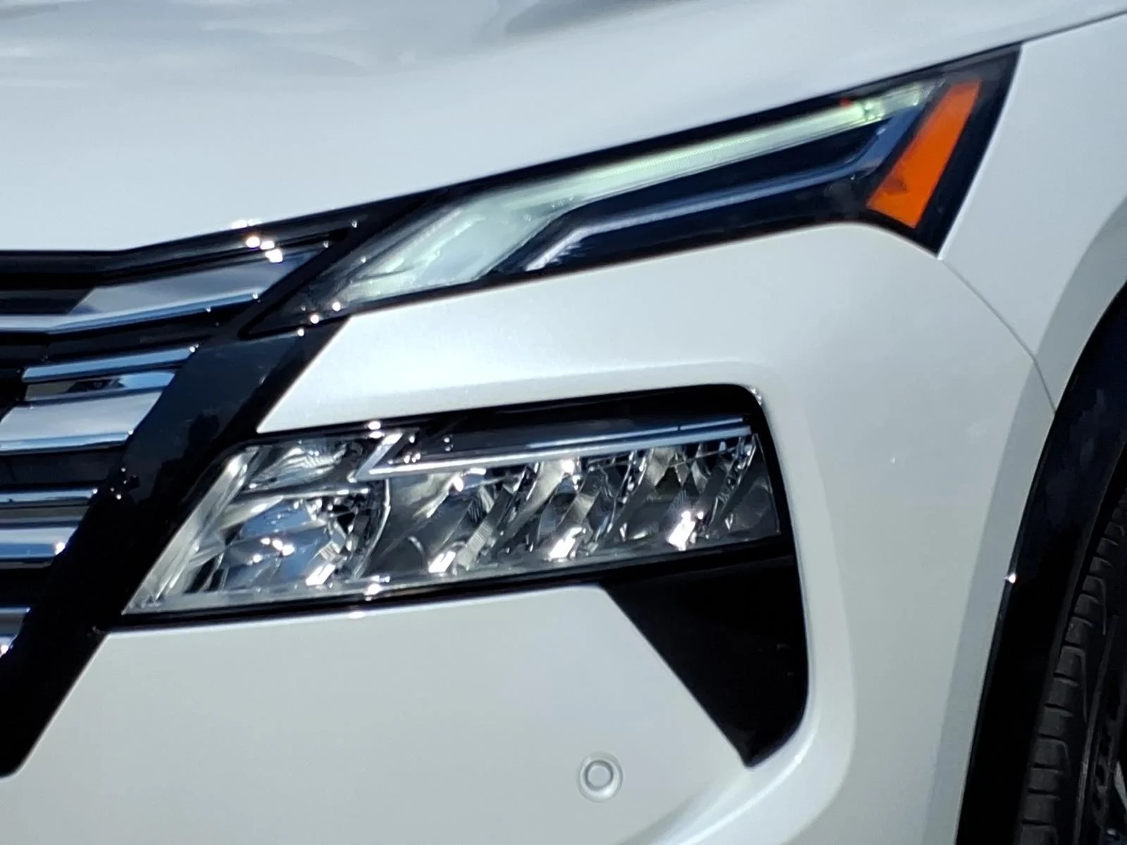 Used 2024 Everest White Pearl/Super Black Nissan Platinum image 16