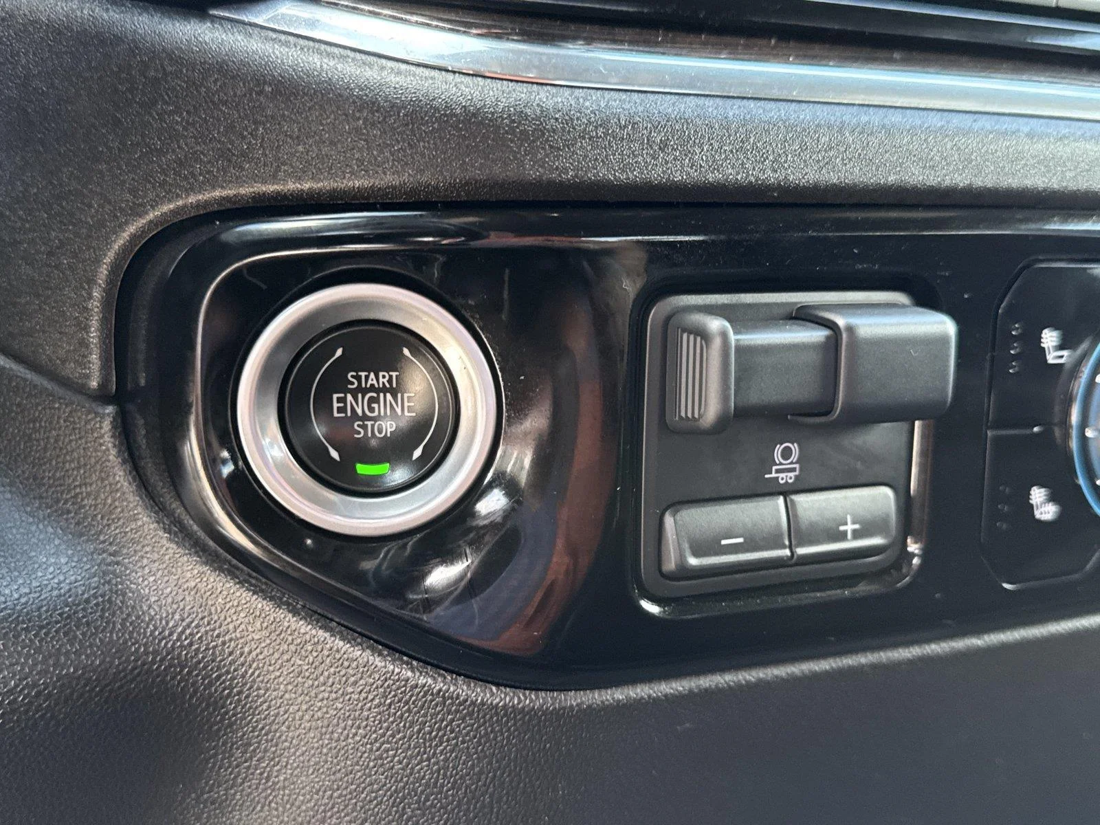 Used 2023 TITANIUM RUSH METALLIC GMC Elevation image 27