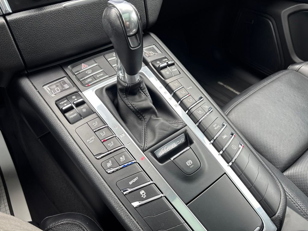 Used 2017 White Porsche Base image 33