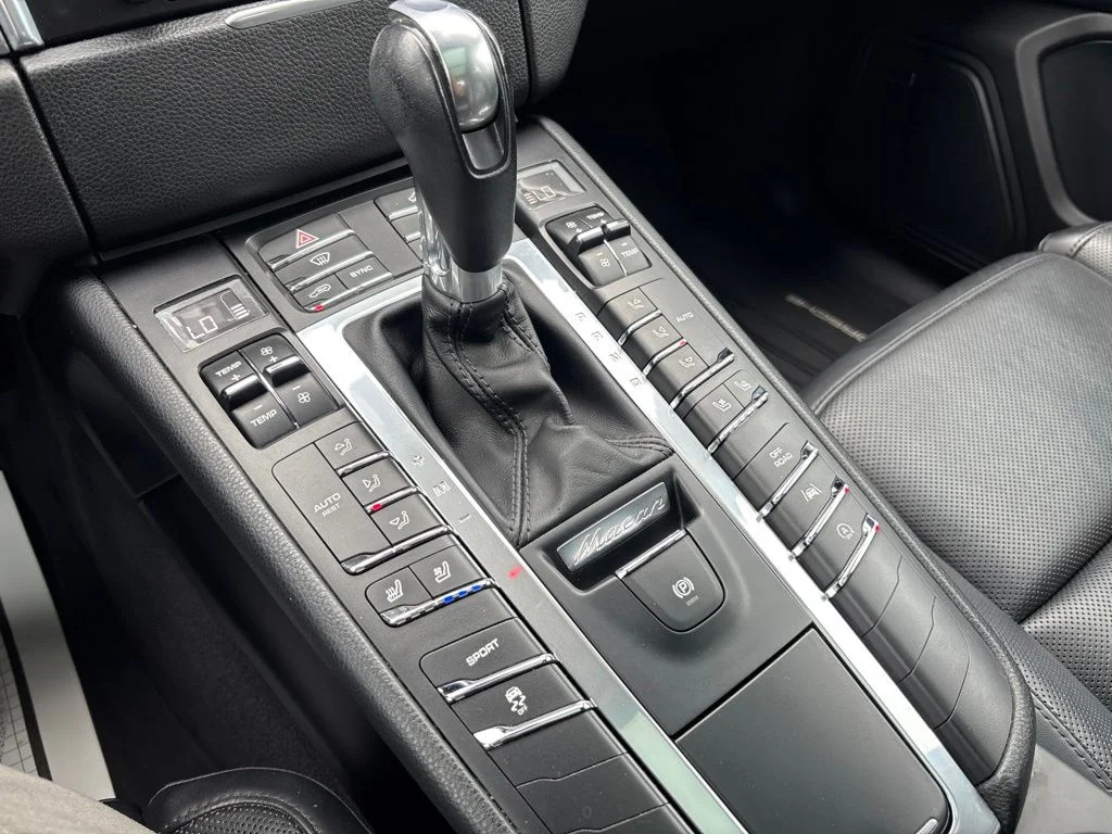 Used 2017 White Porsche Base image 33