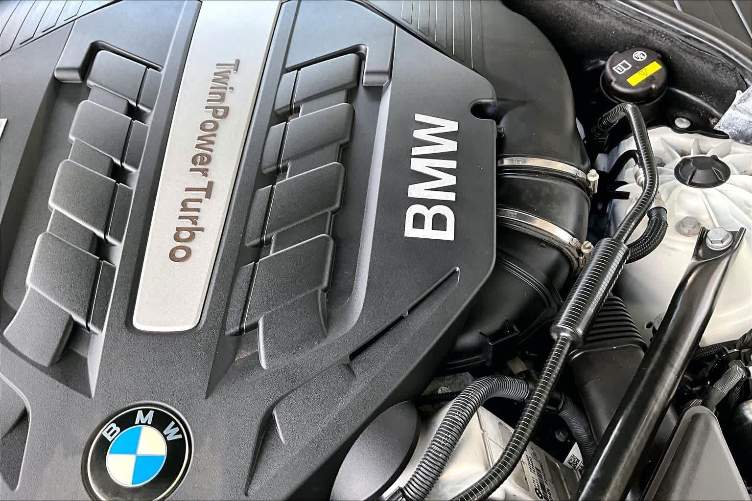Used 2015  BMW 750Li xDrive image 31