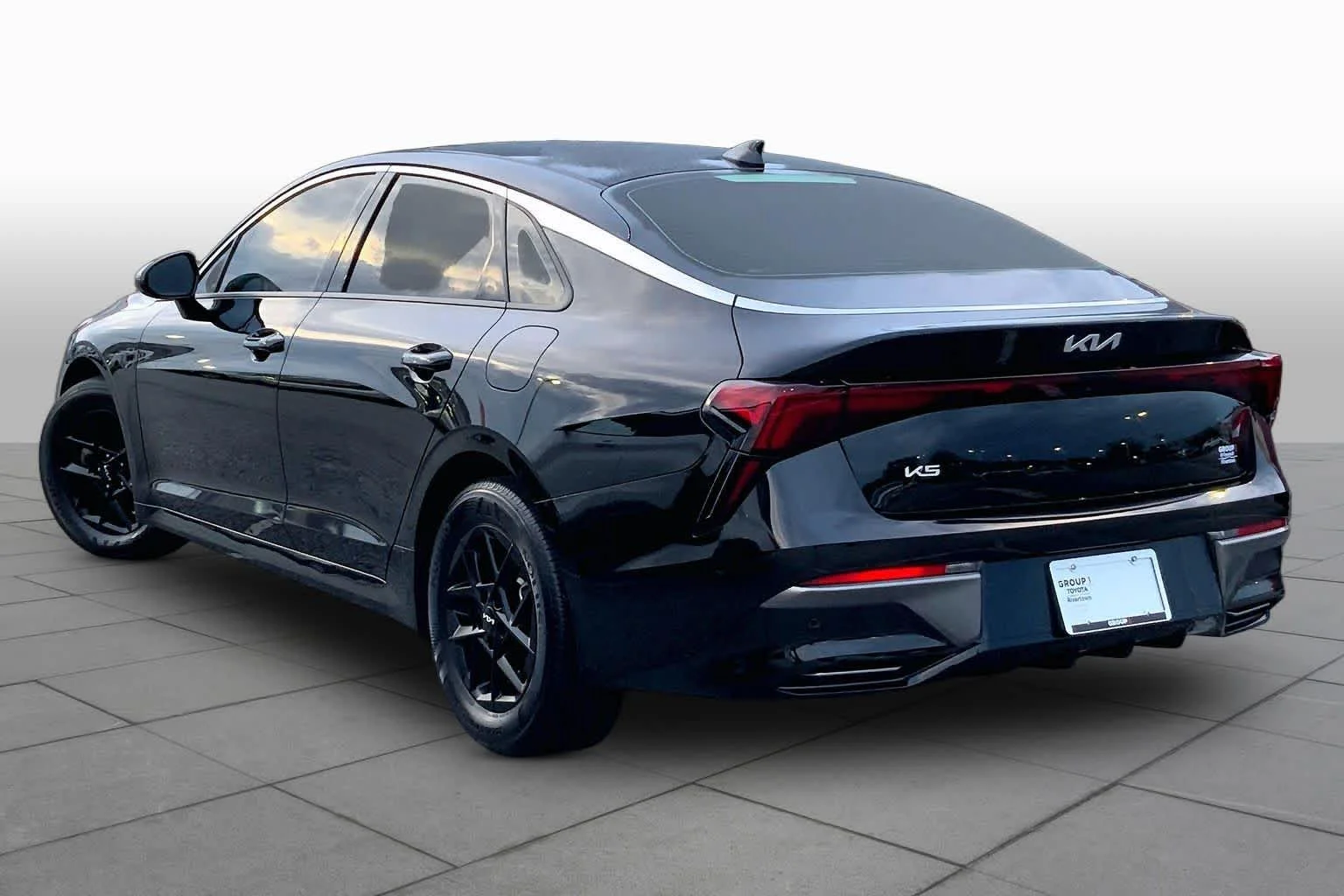 Used 2025 Aurora Black Pearl Kia LXS image 12