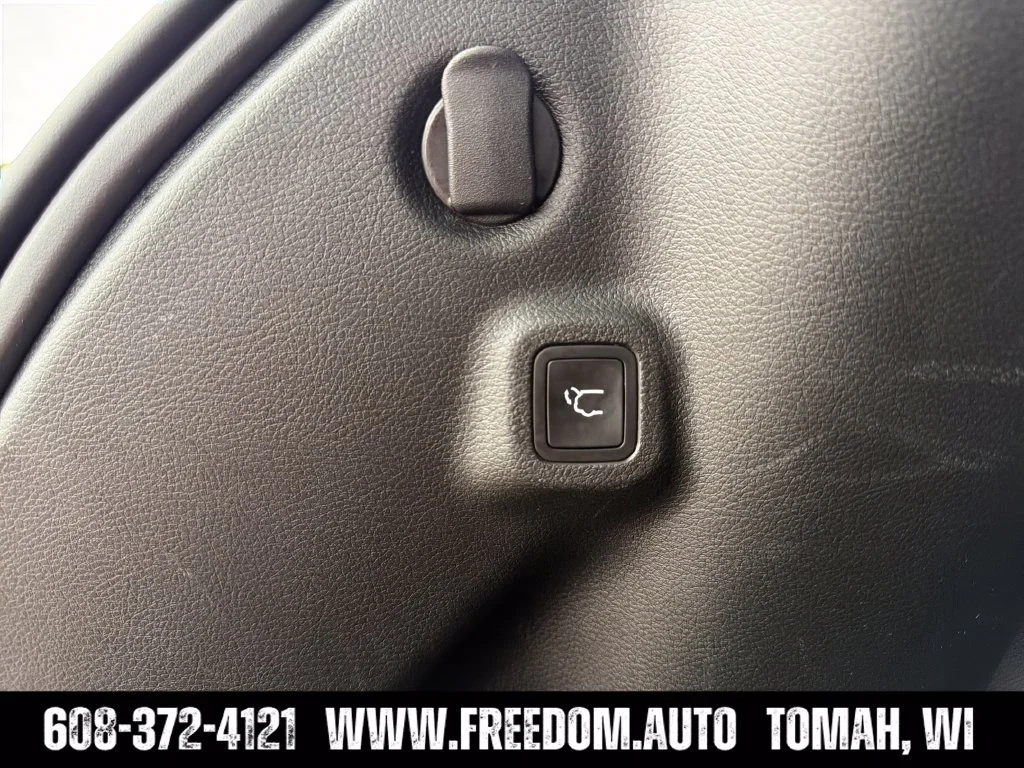 Used 2025 Red Jeep Latitude image 30