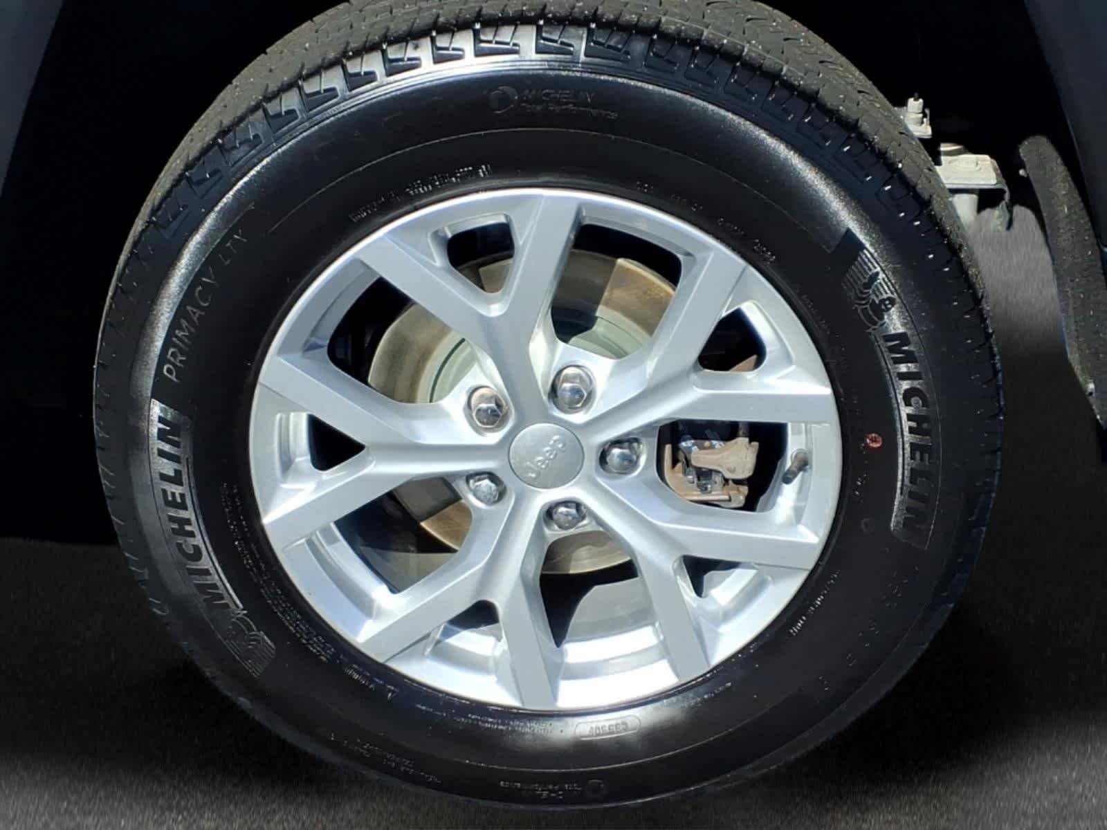 Used 2023 Diamond Black Crystal Pearlcoat Jeep Limited image 9
