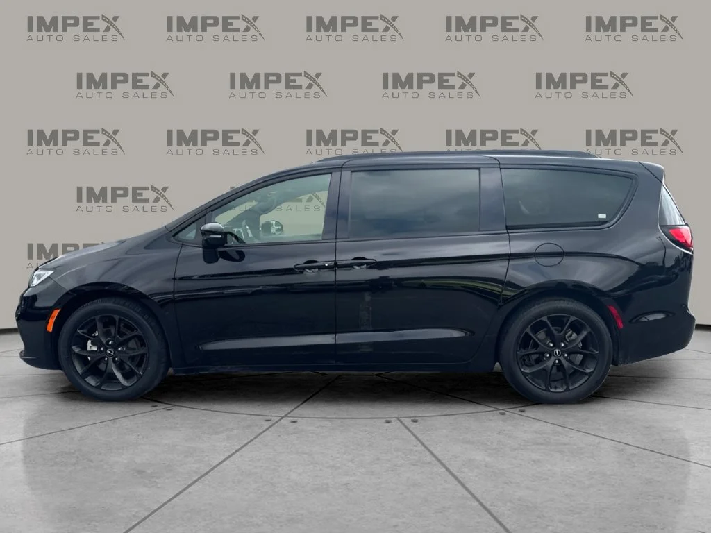 Used 2025 Black Chrysler Limited image 2