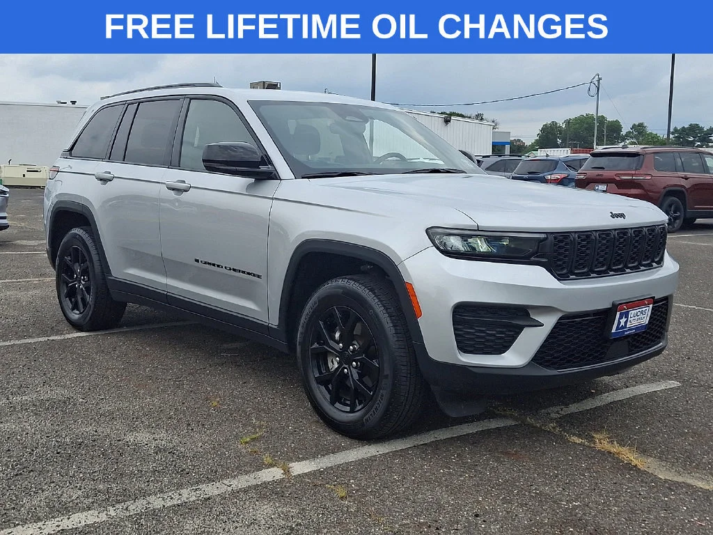 Used 2024 Silver Jeep Altitude X 4x4 image 1