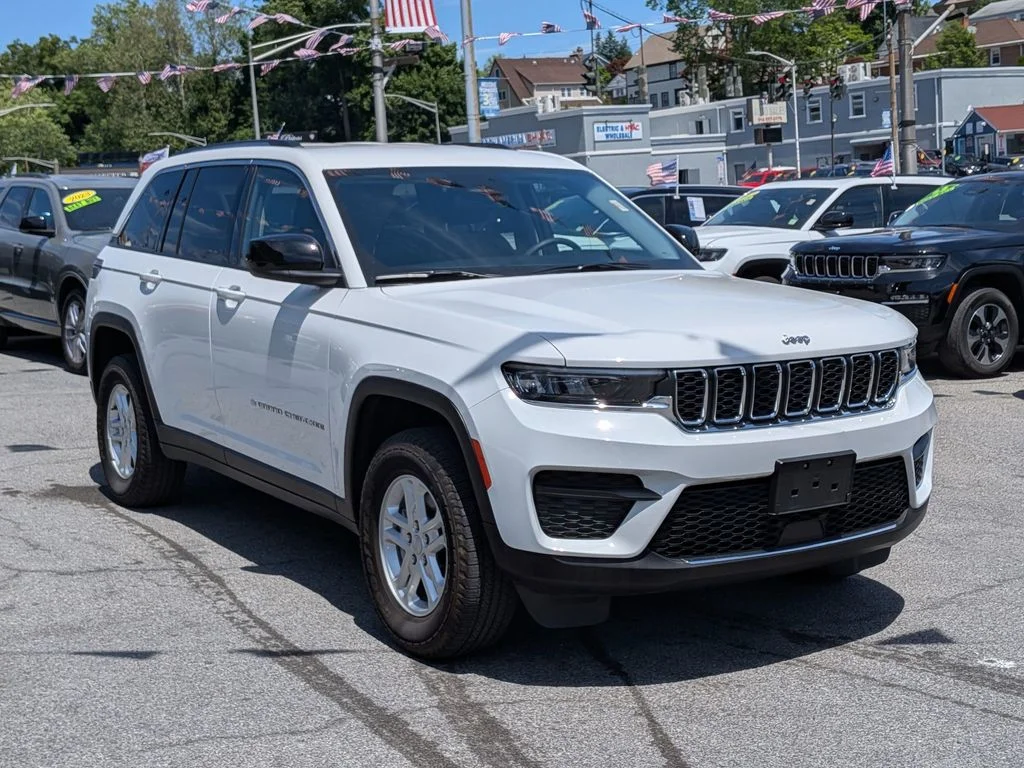 Used 2023 White Jeep Laredo image 4
