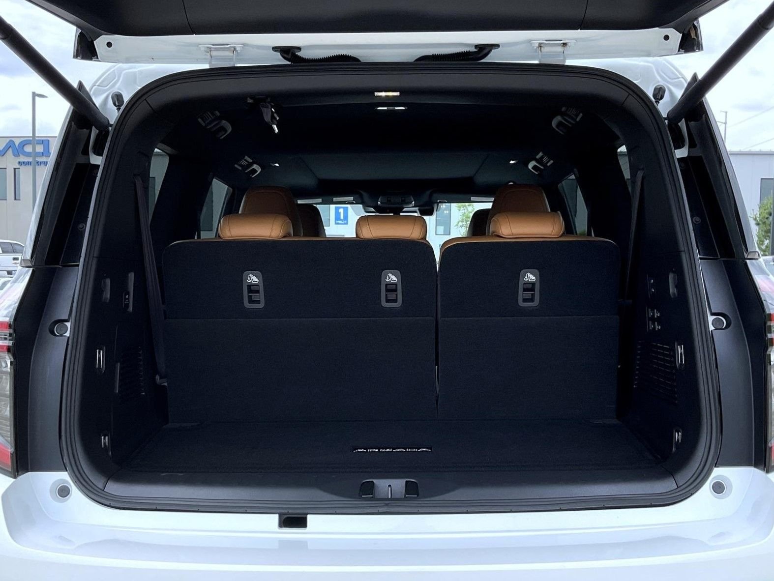 Used 2025 White Nissan Platinum Reserve image 24