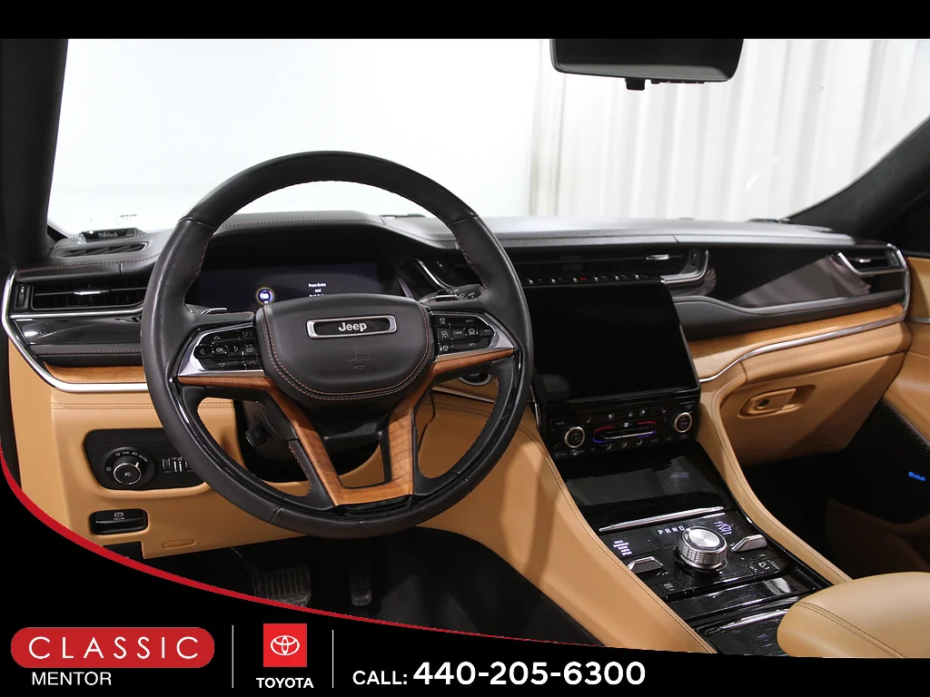 Used 2023 Diamond Black Crystal Pearl Coat Jeep  image 6