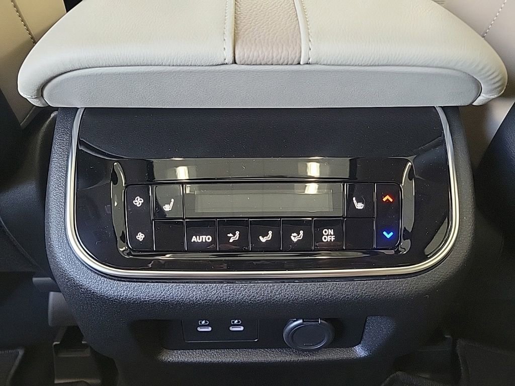 New 2026 Gun Metallic / Super Black Two-tone Nissan Platinum Reserve image 25