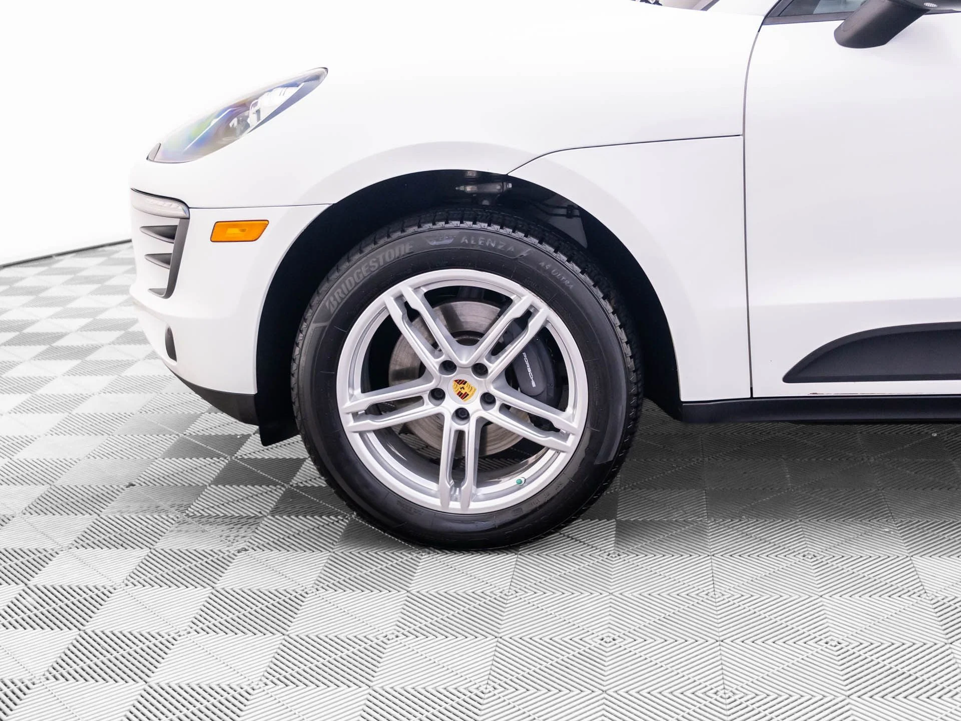 Used 2017  Porsche  image 34