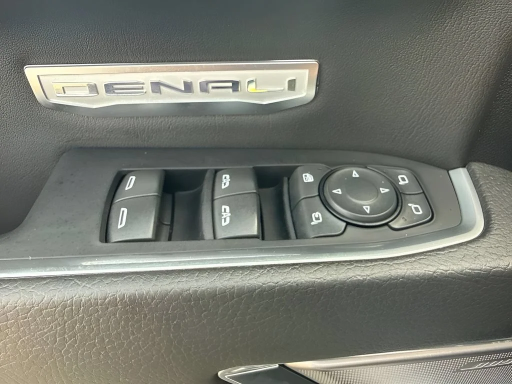 Used 2022 WHITE FROST TRICOAT GMC Denali image 22