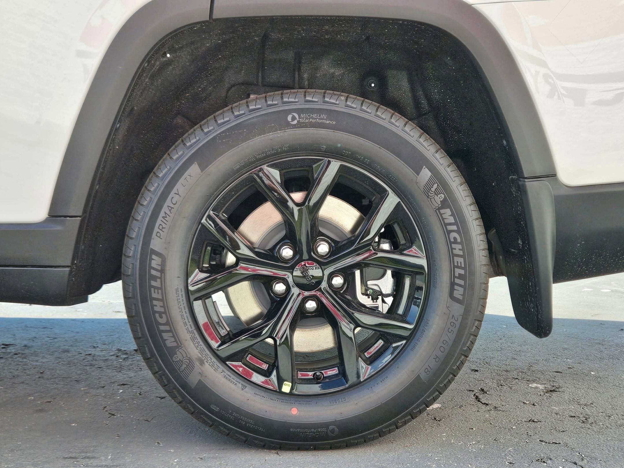 New 2026 Bright White Clear-Coat Exterior Paint Jeep Laredo Altitude image 25