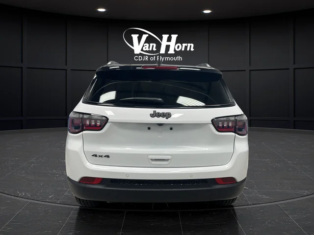 New 2026 Bright White Clear-Coat Exterior Paint Jeep Limited image 4