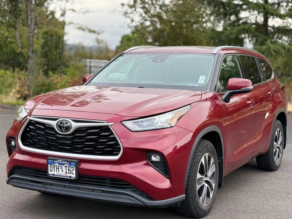 Used 2020 Red Toyota XLE image 1