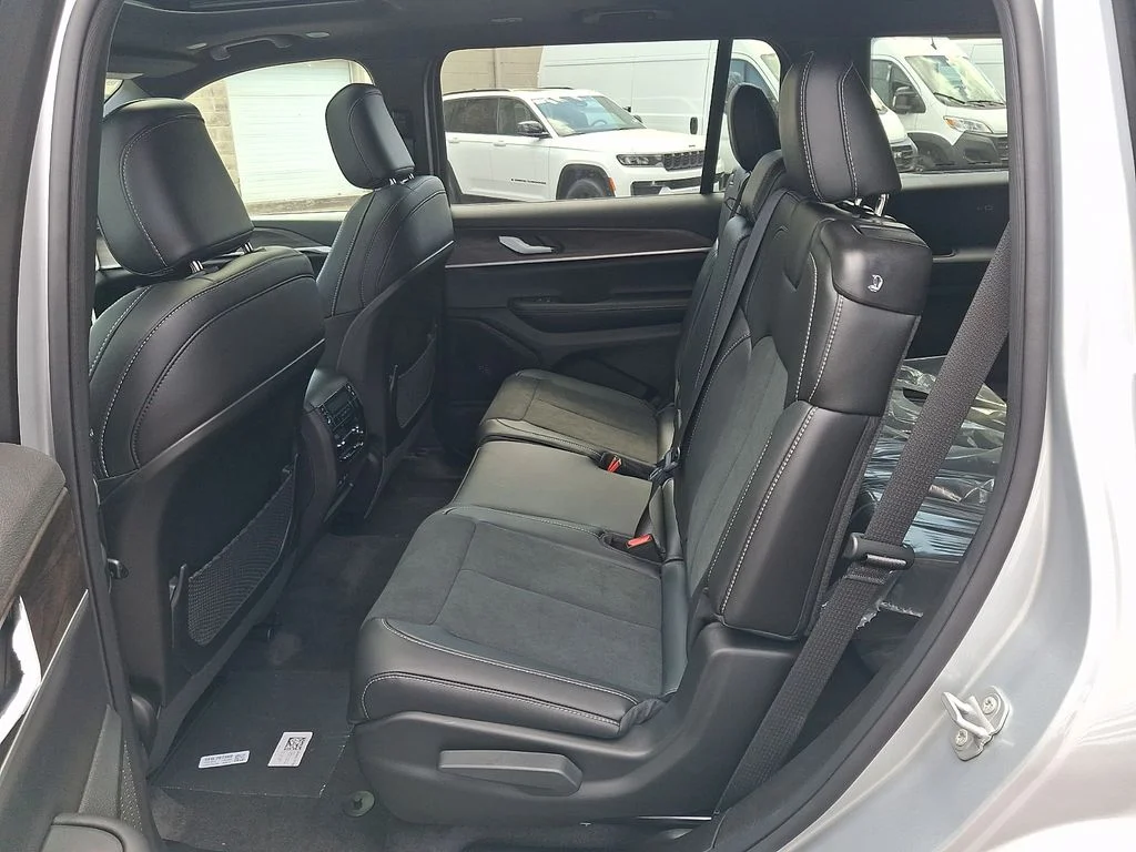New 2026 Silver Zynith Exterior Paint Jeep Altitude image 6