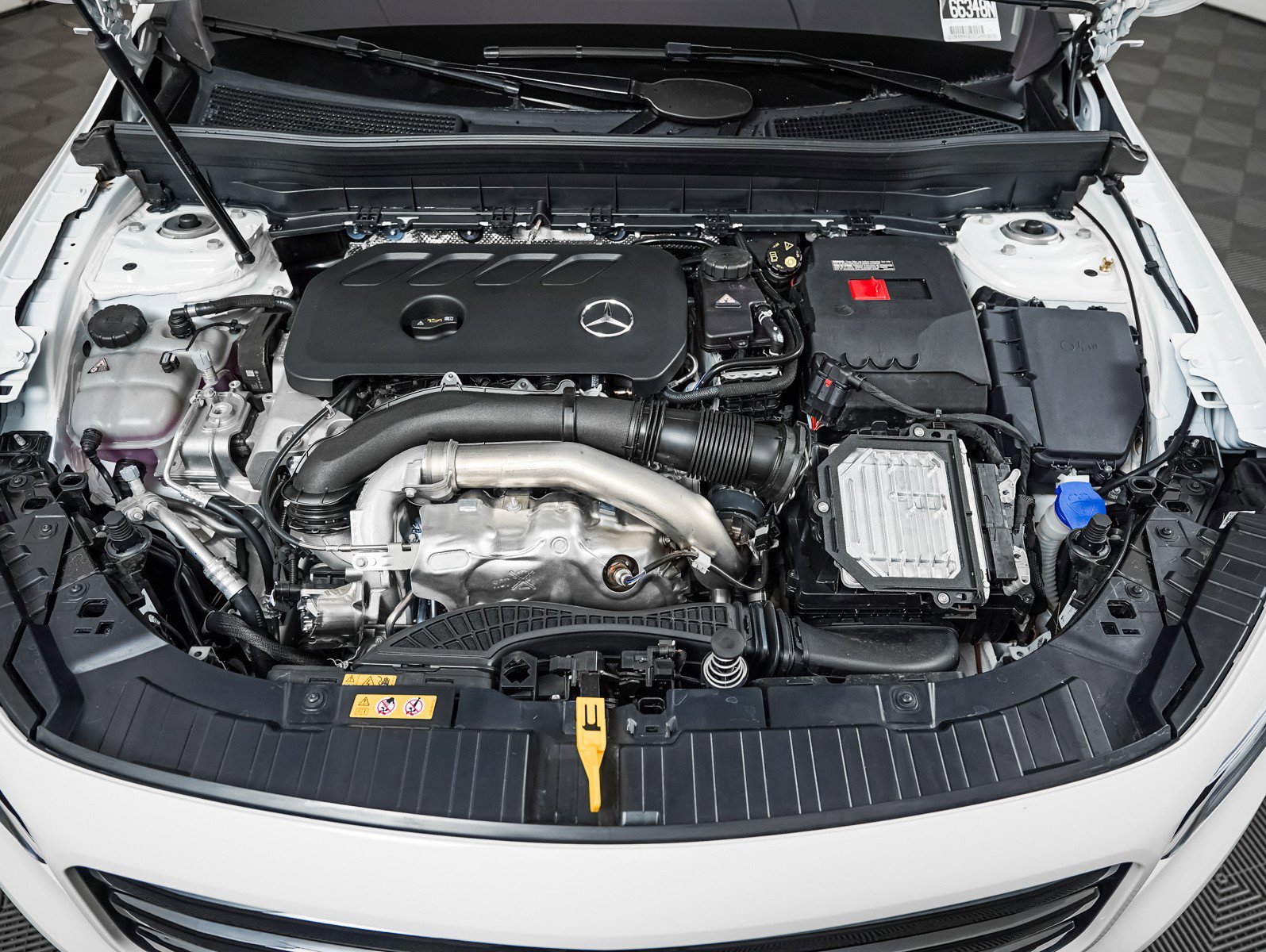 New 2026 Polar White Mercedes-Benz GLB 250 image 4