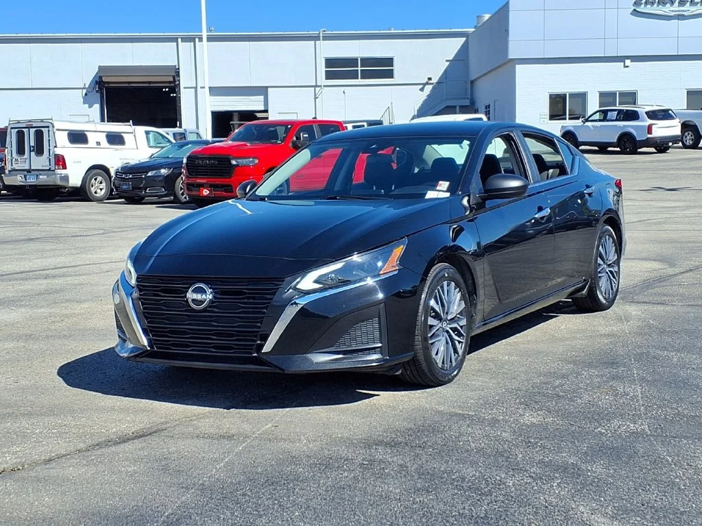 Used 2025 Nissan Altima SV with VIN 1N4BL4DV1SN367949 for sale in Kansas City