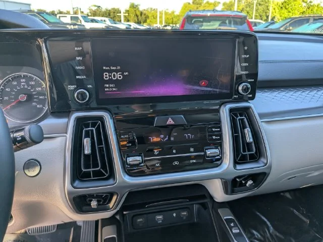 Used 2023 White Kia S image 19