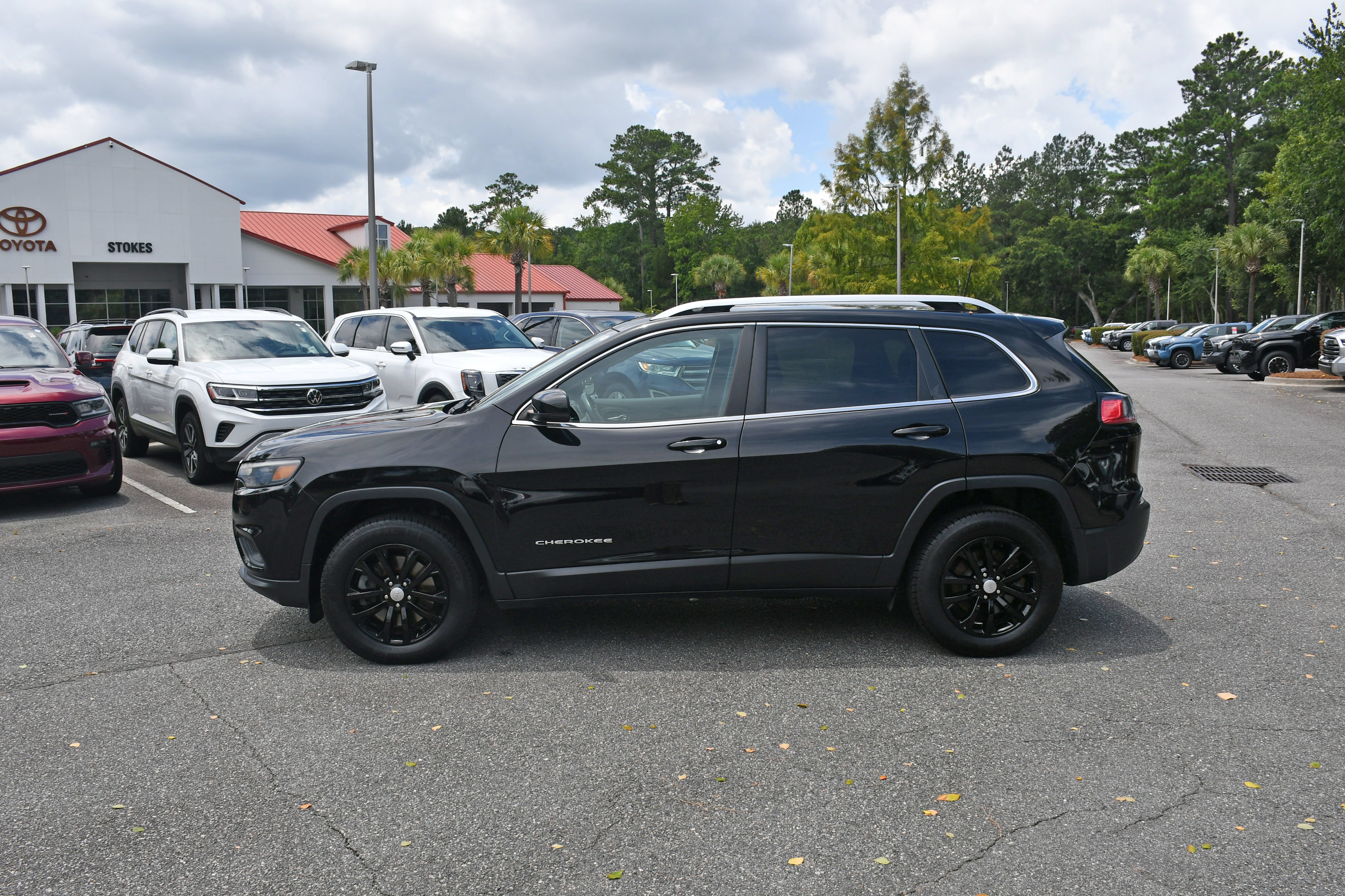 Used 2019 Black Jeep Latitude Plus image 2