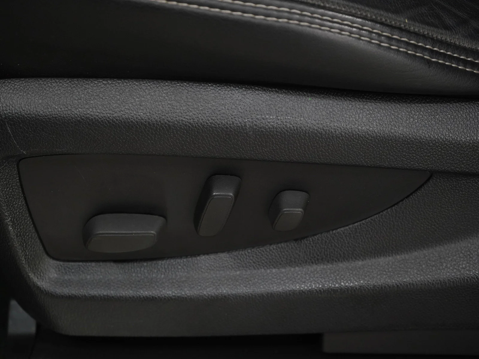 Used 2015 White GMC Denali image 27