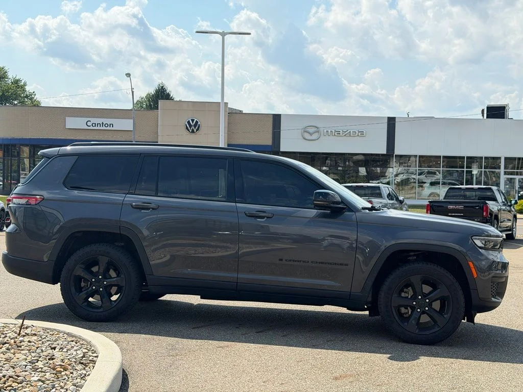 Used 2023 Gray Jeep Altitude image 6